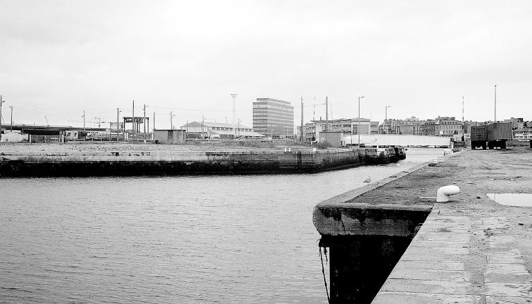 Bassin Vauban, pont vers le bassin de la Barre.