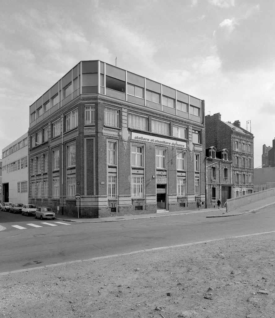 Bureaux à l'angle des rues Jean-Jacques Rousseau et Labédoyère.