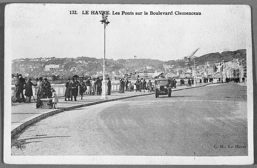 Les ponts sur le boulevard Clemenceau.- Carte postale, vers 1930 (Coll. part.).