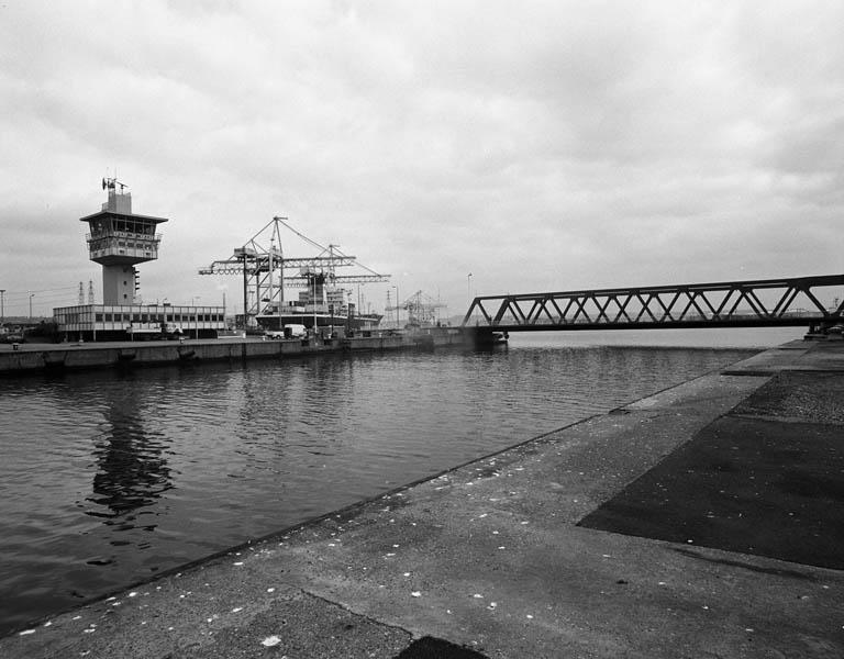 Vue d'ensemble vers le pont levant.