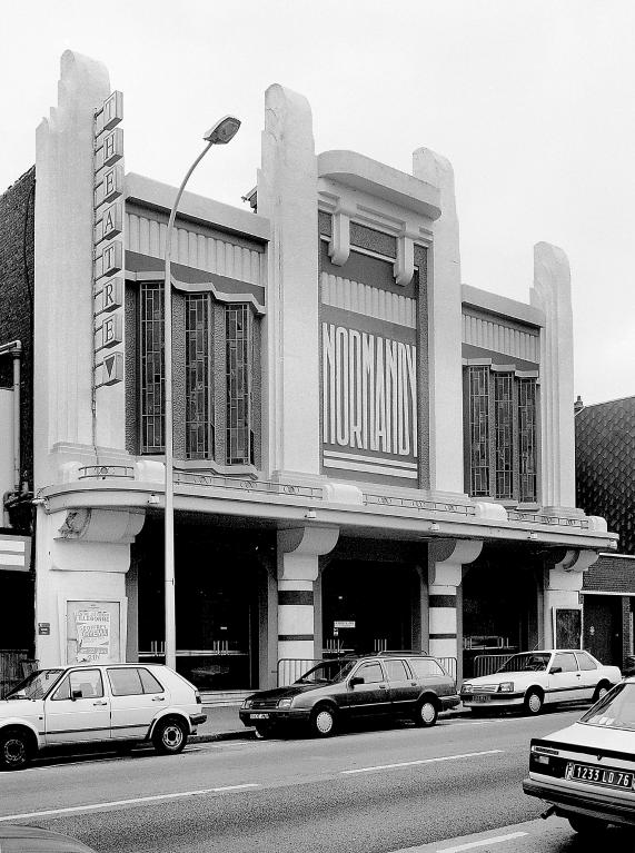 Elévation extérieure sud sur le boulevard.