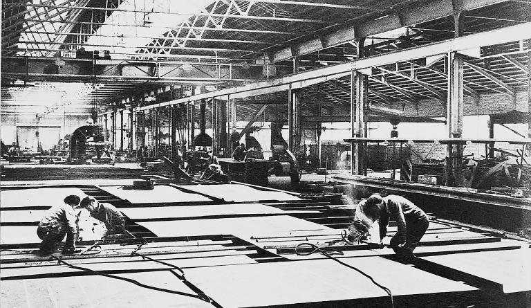 Atelier de tôlerie.-Photographie, tirée de : Forges et chantiers de la Méditerranée, 1956 (A.M. du Havre)