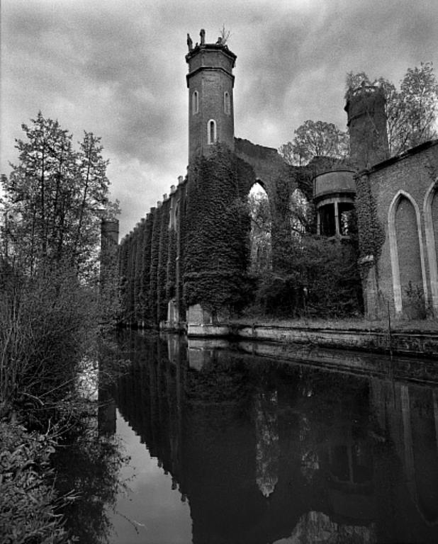 Vue générale du pignon ouest de la grande filature depuis le canal d'amenée.