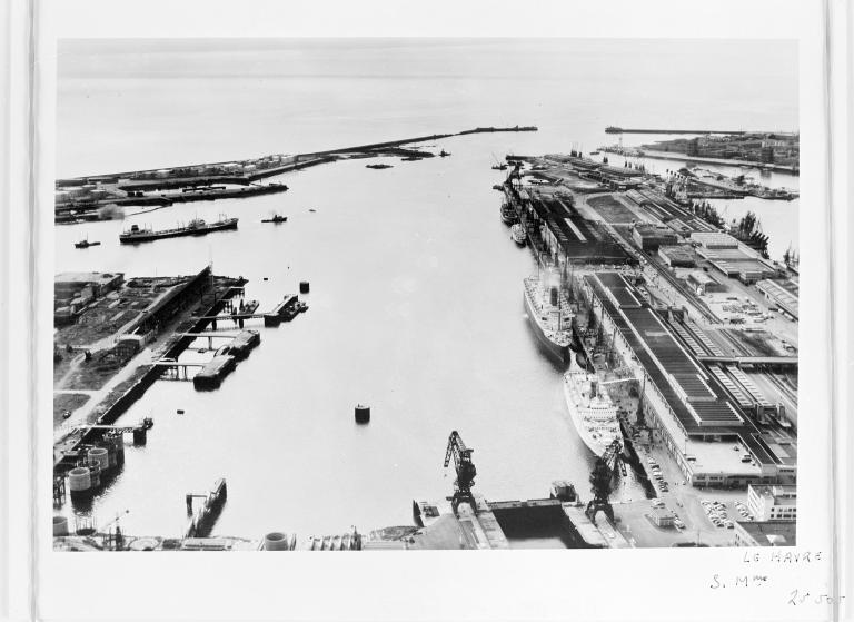 Vue d'est en ouest.- Photographie aérienne, par Henrard, vers 1955 (Musée du Vieux Havre).