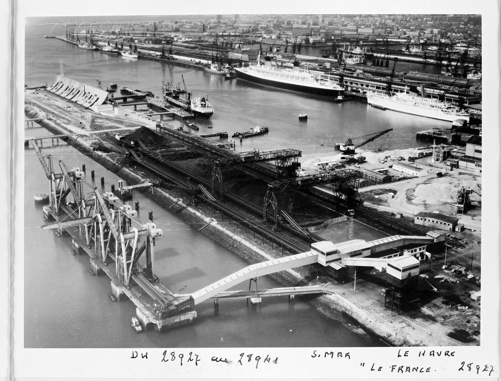 Vue du mole central avec les transatlantiques France et Antilles amarrés au quai Joannes Couvert.- Photographie aérienne par Henrard, vers 1960 (Musées historiques du Havre).