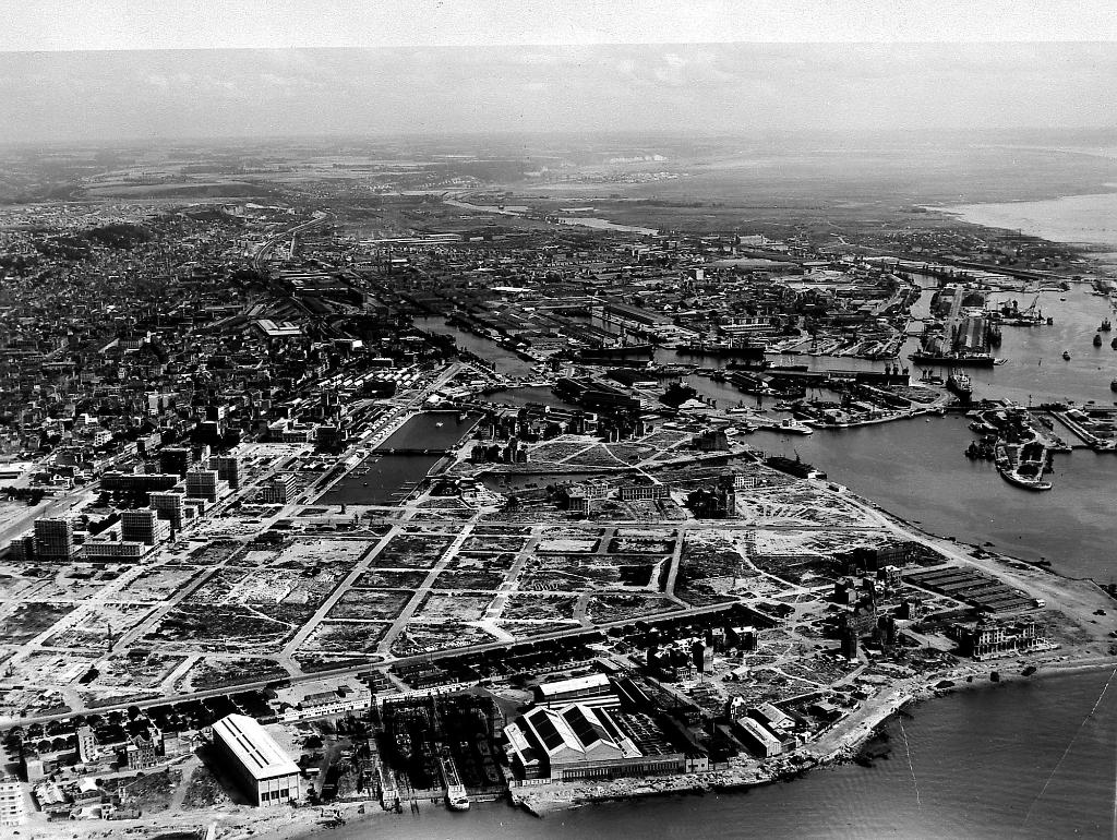 vue aérienne de la ville depuis le Sud-Ouet [ au centre au premier plan, Chantiers Augustin Normand].- Photographie, par Roger Henrard, 1949 (Musées historiques du Havre).