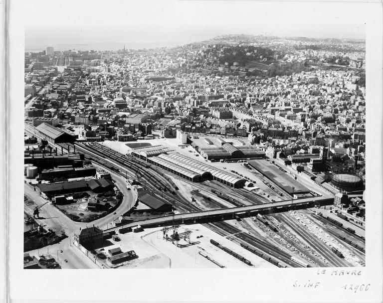 Vue aérienne du quartier de la Gare [en bas à gauche, la centrale thermique abandonnée].- Photographie, par Roger Henrard, 1954 (Musées historiques du Havre).