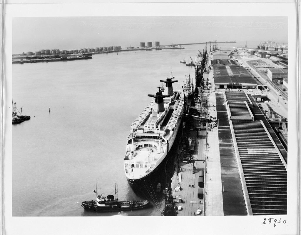 vue aérienne du bassin Théophile Ducrocq avec le France à quai.- Photographie, par Henrad, vers 1960 (Musées historiques du Havre).
