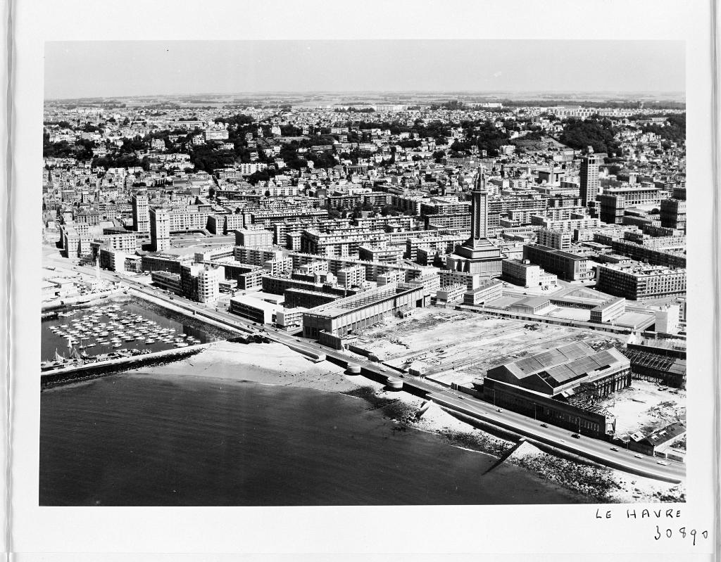 Vue aérienne du quartier du Perrey avec les Chantiers Augustin Normand.- Photographie, par Roger Henrard, 1964 (Musées historiques du Havre).