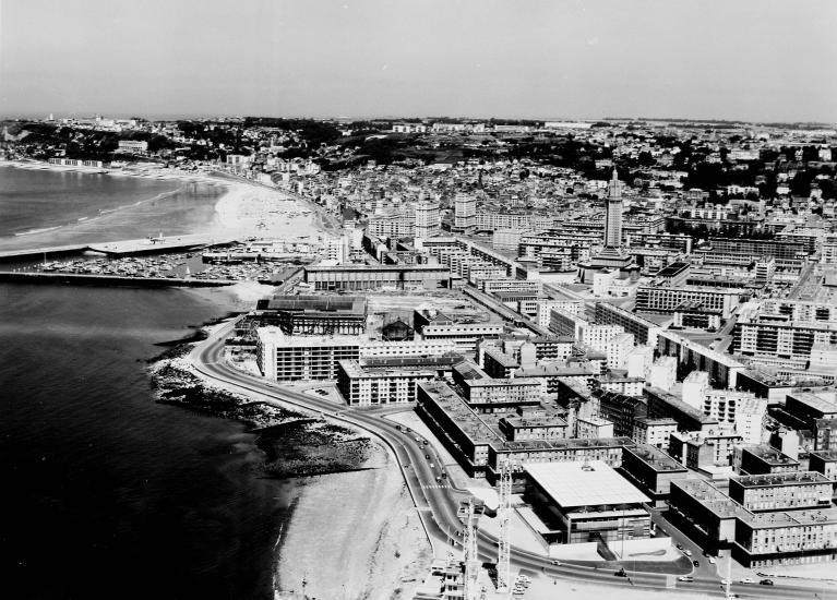 Vue aérienne du quartier du Perrey [en bas le musée].- Photographie (négatif), par Roger Henrard, 1964, n°30891 (Musées historiques du Havre. 988-6-52).