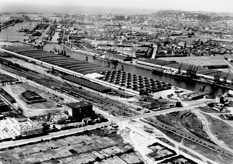 Hangars 84, 81à 83. Vue aérienne du sud/est vers le nord/ouest.- Photographie, par Roger Henrard, vers 1955, n°12971(Musée du Vieux Havre 85-1-107).