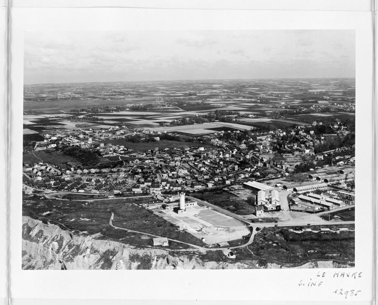 LE HAVRE. S. INF. Vue aérienne du plateau de la Hève [au second plan, à gauche les maisons américaines de part et d'autre des chalets autrichiens].- Photographie (tirage), par Roger Henrard, vers 1955, n°12985 (Musée du Vieux Havre 85-1-60).