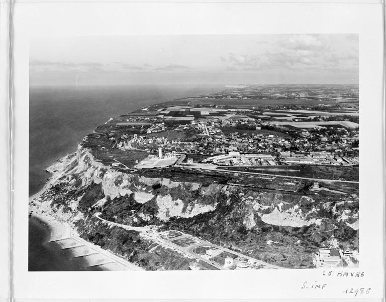 LE HAVRE. S. INF. Vue aérienne du plateau de la Hève [au second plan à gauche, les maisons américaines de part et d'autre des chalets autrichiens].- Photographie (tirage), par Roger Henrard, vers 1955, n°12986 (Musée du Vieux Havre 85-1-61).