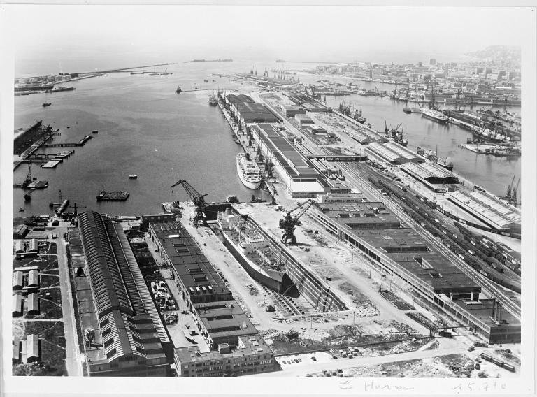Vue aérienne du bassin Théophile Ducrocq et de la forme VII.- Photographie, par Henrard, vers 1955 (Musée du Vieux Havre).