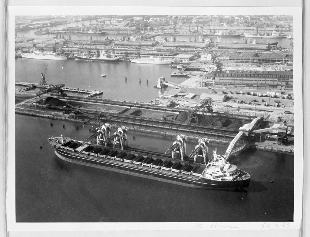 Déchargement d'un tracier au quai du charbon.- Photographie aérienne, par Roger Henrard, vers 1965 (Musées historiques du Havre).