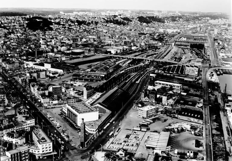 Vue aérienne du centre ville S/O N/E [à droite la gare, la tour de l'horloge et l'emprise ferroviaire].-Photographie par Roger Henrard, vers 1960, n°32409 (Musée du Vieux Havre 85-1-74).