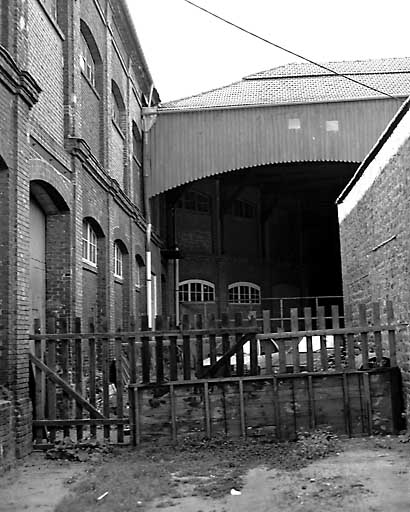 Atelier de fabrication et hangar industriel, vue générale.