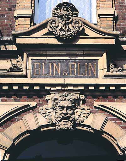 Bureau et magasin industriel, décors surmontant la porte d'entrée, détail.
