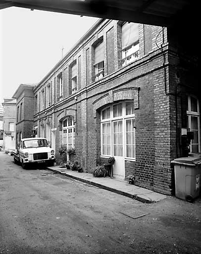 Atelier de fabrication, élévation est sur cour.