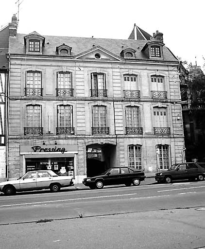 Hôtel, façade nord, sur rue.