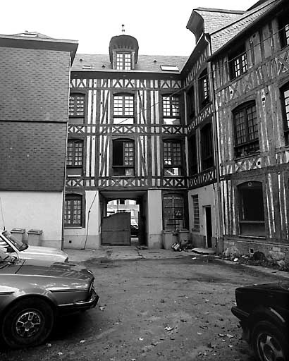Hôtel, élévation extérieure sud sur cour après restauration.