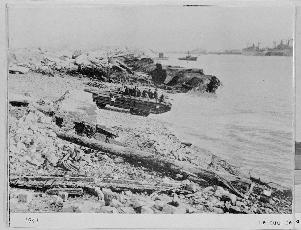 Vue du quai Johannès Couvert.- Photographie par Gilbert Fernez, 1945, tirée de Le Havre 1944-1964 (BM Le Havre).