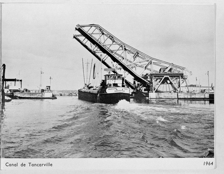 Canal de Tancarville, pont VI.- Photographie, par Francis Fernez, tirée de Le Havre 1944-1964, 1964 (BM Le Havre).