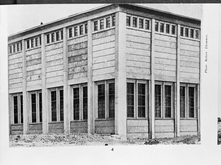 Atelier de tôlerie,élévations extérieures.- Photographie par R. Lommet, tiré de : Techniques et Architecture, 1951 (Coll. part.).