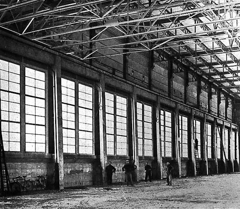 Atelier de tôlerie, vue intérieure du Hall avant aménagement. Photographie, tirée de : Technique et Architecture, 1951 (Coll. part.).