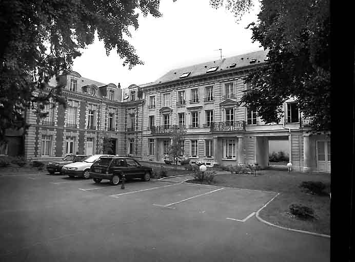 Logements patronaux, élévations ouest et sud sur cour.