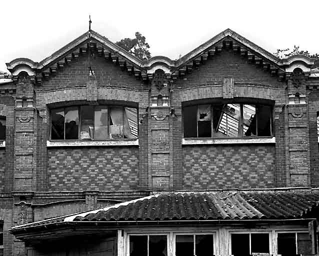 Atelier de fabrication, élévation extérieure ouest sur cour, travées centrales, détail du niveau supérieur.