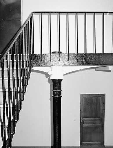 Vue intérieure, détail de l'assemblage des poteaux de fonte.