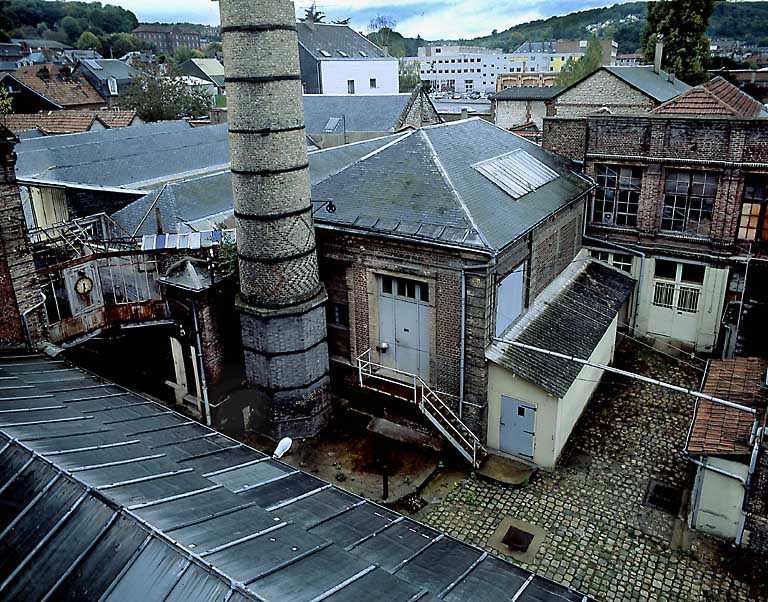 Vue générale prise de l'est depuis l'atelier d'encollage et d'ourdissage.