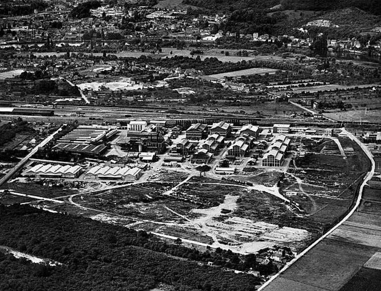 Vue aérienne de l'usine prise du nord au sud, vers 1960 (Coll. Rhône-Poulenc Biochimie).