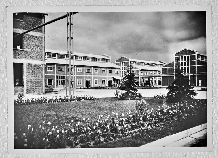 Vers d'ensemble de l'usine, ateliers de fabrication, vers 1960 (Coll. Rhône-Poulenc Biochimie).