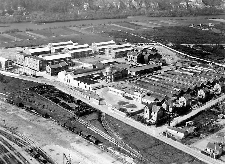 Vue aérienne de l'usine prise du sud au nord, vers 1950 (Coll. Rhône-Poulenc Biochimie).