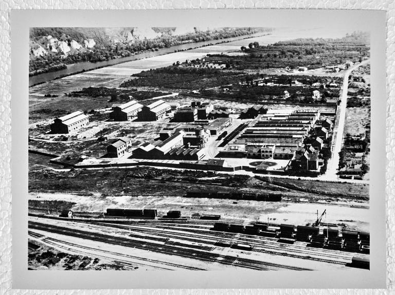 Vue aérienne sud-ouest-nord-est de l'usine, vers 1940 (Coll. Rhône-Poulenc Biochimie).