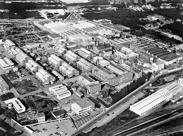 Vue aérienne de l'usine prise d'ouest en est, vers 1980 (Coll. Rhône-Poulenc Biochimie).