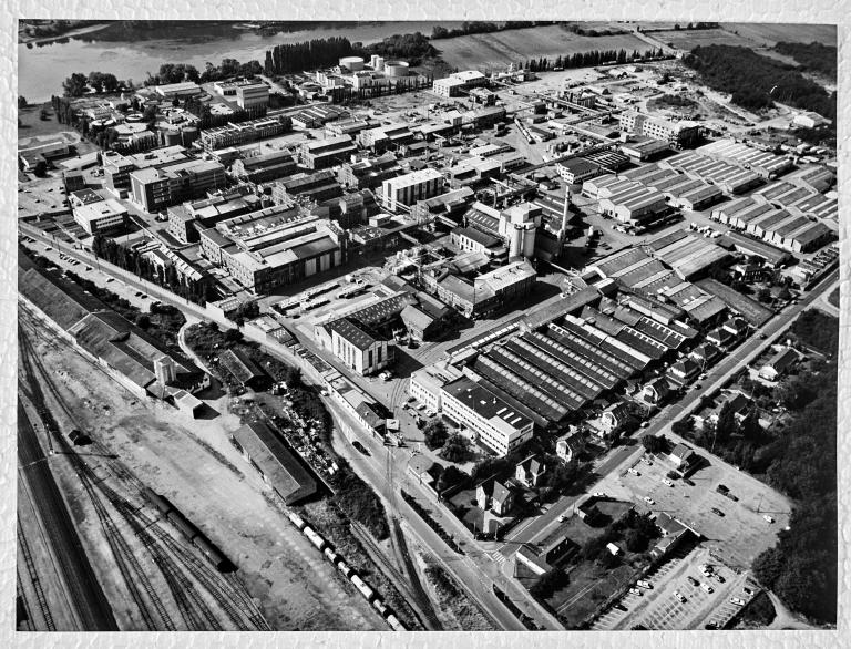 Vue aérienne de l'usine prise du sud au nord, vers 1980 (Coll. Rhône-Poulenc Biochimie).