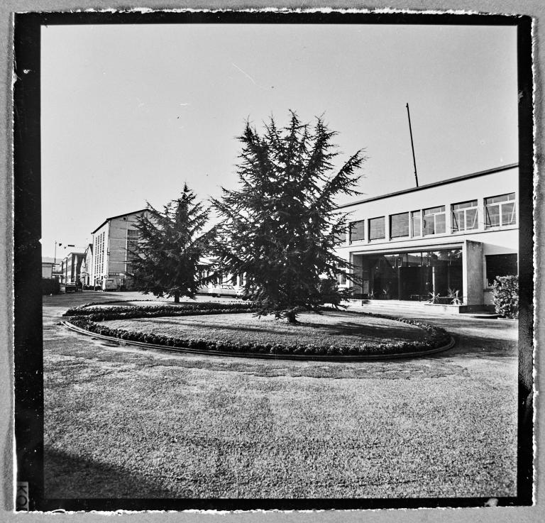 Vue de l'entrée de l'usine, vers 1970 (Coll. Rhône-Poulenc Biochimie).