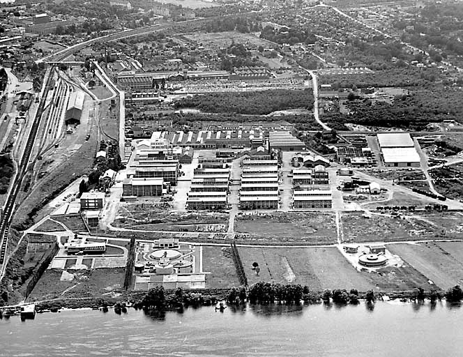 Vue aerienne de l'usine, nord-Ouest Sud-Est, vers 1970.