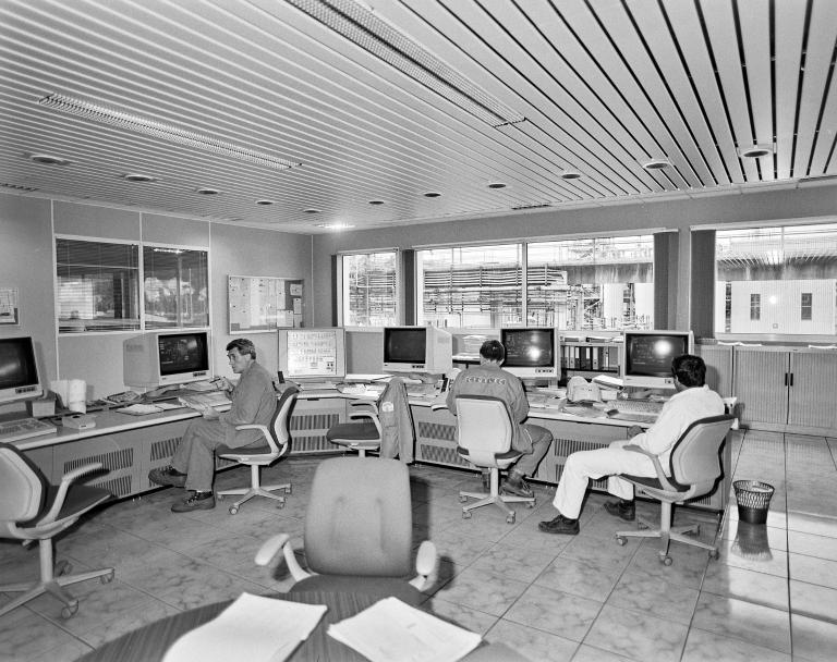 Atelier de fabrication de phosalone, phytoschimie (bâtiment 121 du plan), poste de contrôle, vue intérieure. 