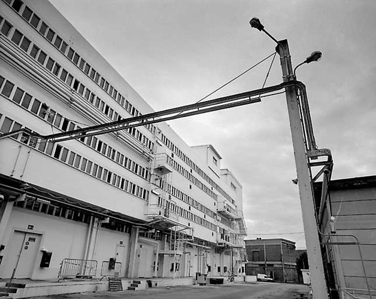 Atelier de fabrication de pénicilline, de vitamine B12 et de streptomicine, biochimie (bâtiment 58 sur le plan), élévation sud sur cour.
