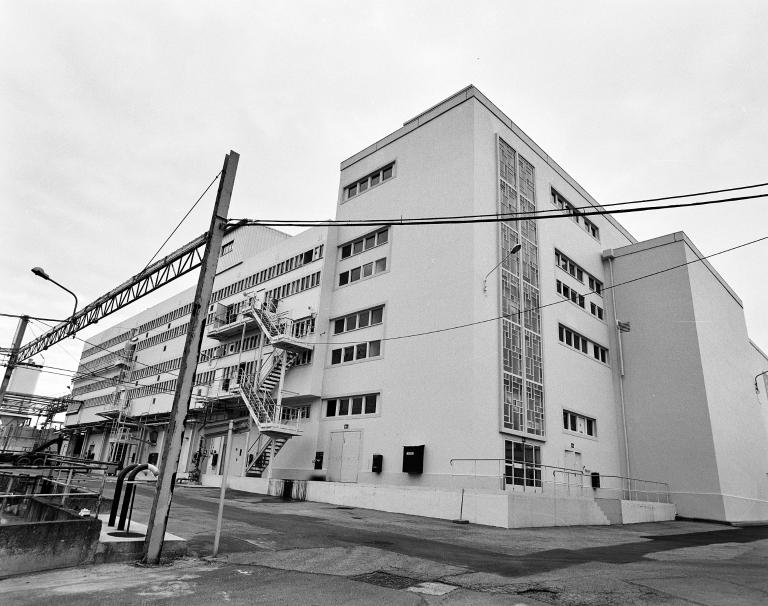 Atelier de fabrication de pénicilline, de vitamine B12 et de streptomicine, biochimie (bâtiment 58 sur le plan), élévation sud sur cour.