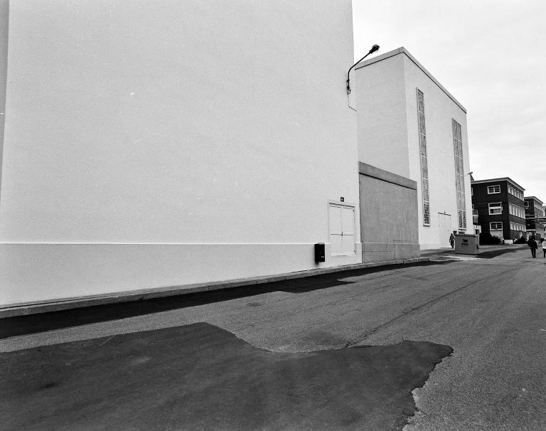 Atelier de fabrication de pénicilline, de vitamine B12 et de streptomicine, biochimie (bâtiment 58 sur le plan), élévation est sur cour.