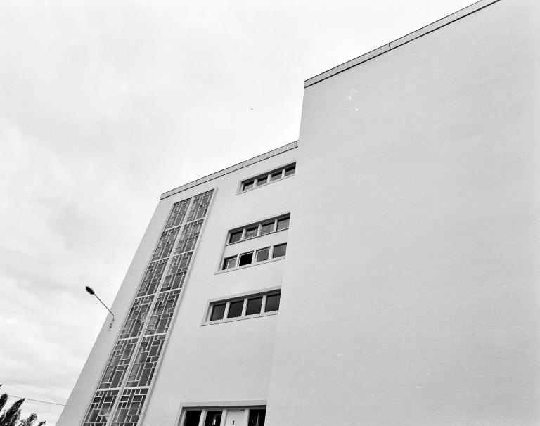 Atelier de fabrication de pénicilline, de vitamine B12 et de streptomicine, biochimie (bâtiment 58 sur le plan), élévation est sur cour.