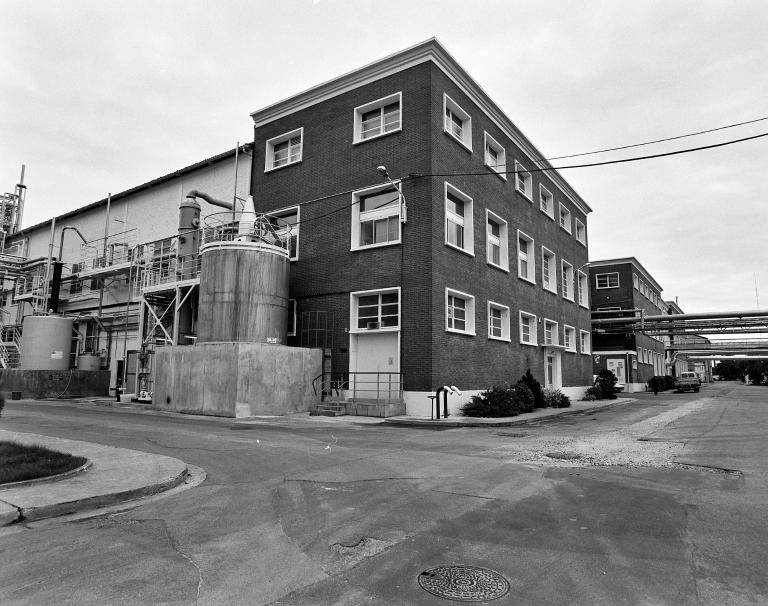 Atelier de fabrication de la vitamine B12, biochimie (bâtiment 46 du plan), vue d'ensemble. 