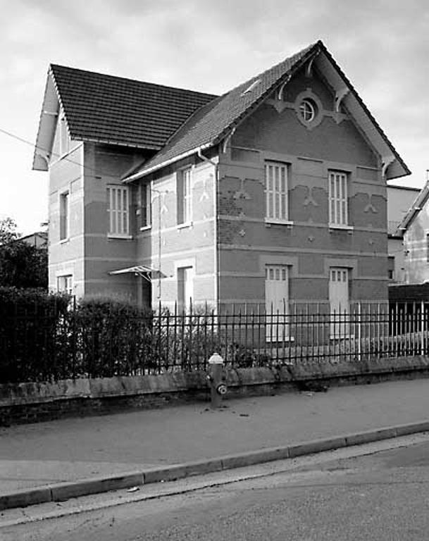 Usine à papier à cigarette Zig Zag, puis usine de la Société nouvelle de soie artificielle puis de la Société des textiles artificiels de Besançon, actuellement usine de produits chimiques Rhône Poulenc