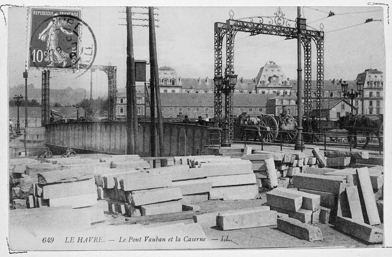 Le Pont Vauban et la Caserne, déchargement de granite de Bretagne.- Carte postale, éditeur L.L., début 20e siècle (Musée de l'Ancien Havre).