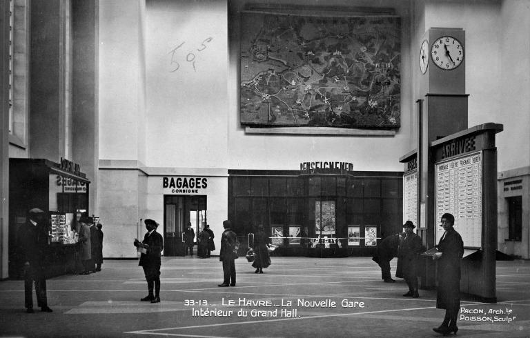 33-13. LE HAVRE. La nouvelle Gare. Intérieur du Grand Hall. Pacon architecte. Poisson sculpteur.- Carte postale, vers 1935.